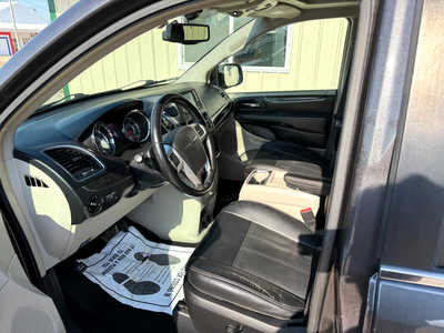 2016 Chrysler Town & Country, $6800. Photo 5