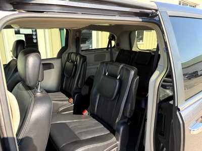 2016 Chrysler Town & Country, $6800. Photo 6