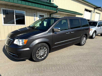 2016 Chrysler Town & Country, $6800. Photo 1