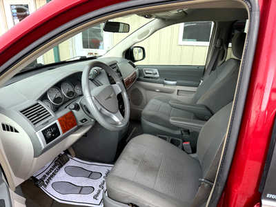 2008 Chrysler Town & Country, $4000. Photo 4