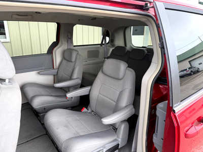 2008 Chrysler Town & Country, $4000. Photo 5