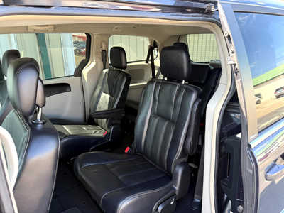 2013 Chrysler Town & Country, $5500. Photo 6