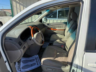 2009 Toyota Sienna, $4000. Photo 5