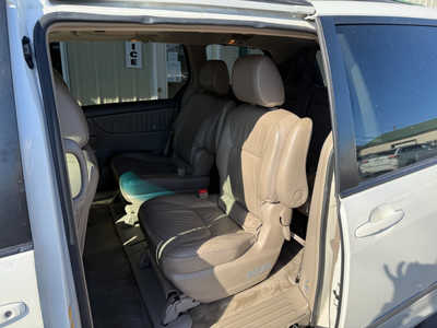 2009 Toyota Sienna, $4000. Photo 6
