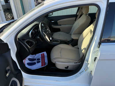 2014 Chrysler 200, $4500. Photo 5