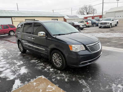 2014 Chrysler Town & Country, $8000. Photo 2