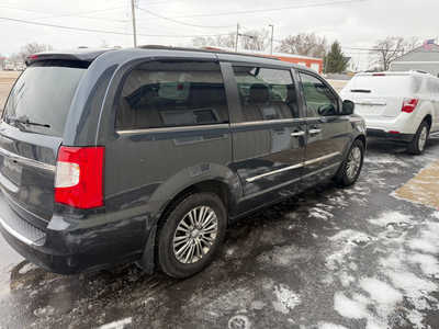 2014 Chrysler Town & Country, $8000. Photo 3