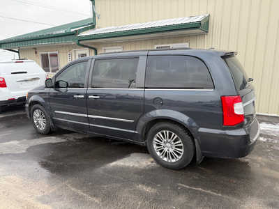 2014 Chrysler Town & Country, $8000. Photo 4