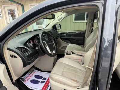 2014 Chrysler Town & Country, $8000. Photo 5