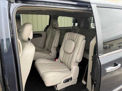 2014 Chrysler Town & Country, $8000. Photo 6