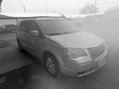 2010 Chrysler Town & Country, $3000. Photo 2