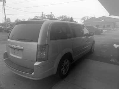 2010 Chrysler Town & Country, $3000. Photo 3