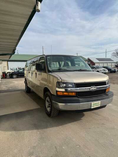 2006 Chevrolet Van,Passenger, $12000. Photo 2