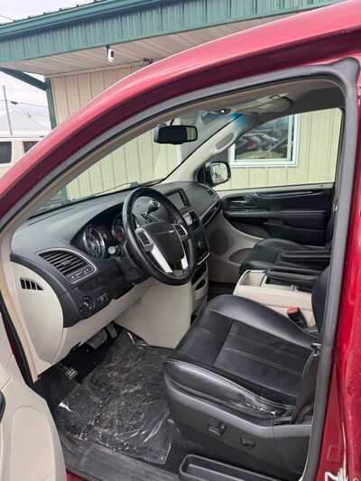 2014 Chrysler Town & Country, $4500. Photo 5