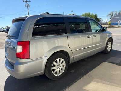 2016 Chrysler Town & Country, $4500. Photo 3