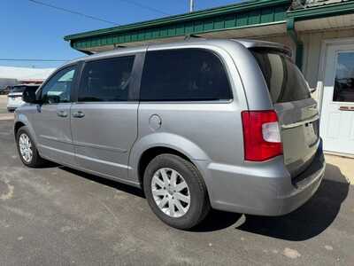 2016 Chrysler Town & Country, $4500. Photo 4
