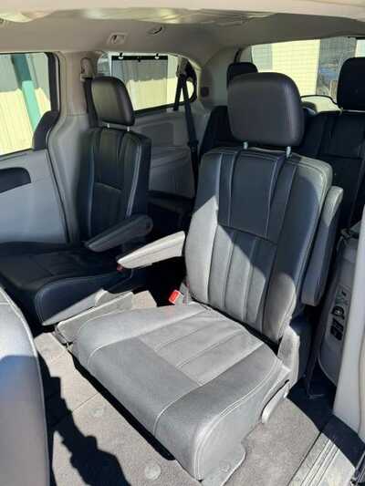 2016 Chrysler Town & Country, $4500. Photo 6