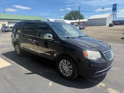 2014 Chrysler Town & Country, $3500. Photo 2