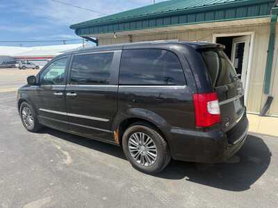 2014 Chrysler Town & Country, $3500. Photo 3