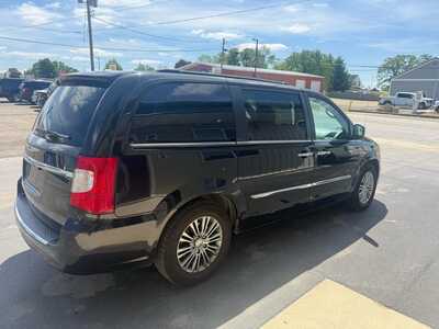 2014 Chrysler Town & Country, $3500. Photo 4