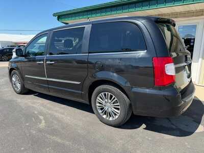 2014 Chrysler Town & Country, $4500. Photo 4