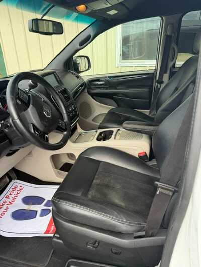 2017 Dodge Grand Caravan, $9000. Photo 5