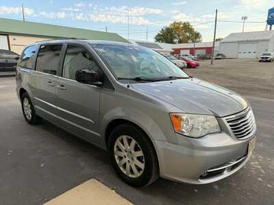 2014 Chrysler Town & Country, $3500. Photo 2