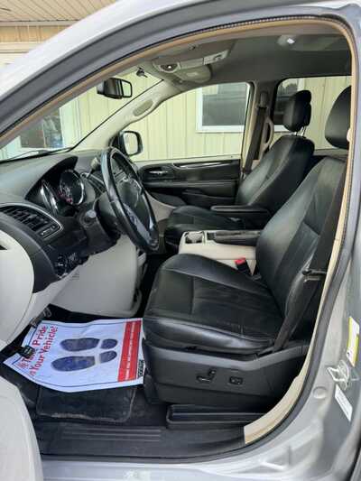 2014 Chrysler Town & Country, $3500. Photo 5