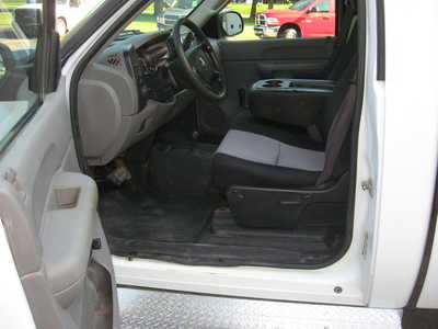 2009 Chevrolet 2500 Reg Cab, $8700. Photo 5