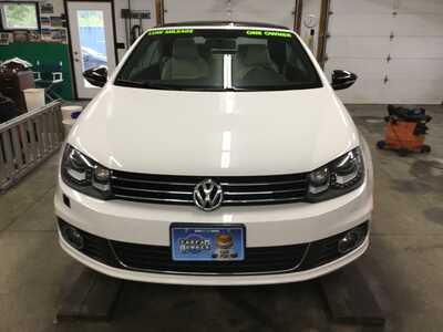 2014 Volkswagen Eos, $11998. Photo 2