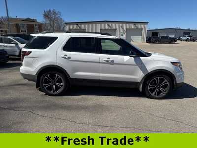 2015 Ford Explorer, $12490. Photo 5