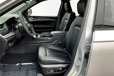 2025 Jeep Grand Cherokee, $43638. Photo 9