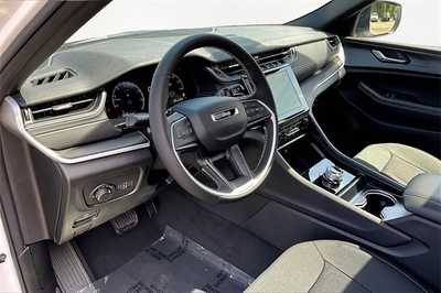 2025 Jeep Grand Cherokee, $41570. Photo 6