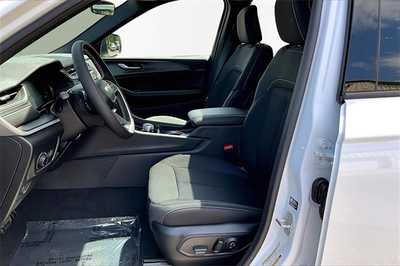 2025 Jeep Grand Cherokee, $41570. Photo 9