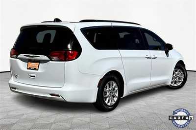 2021 Chrysler Voyager, $19990. Photo 5