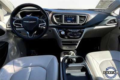 2021 Chrysler Voyager, $19990. Photo 7