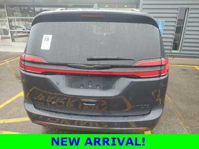 2021 Chrysler Pacifica, $30990. Photo 6