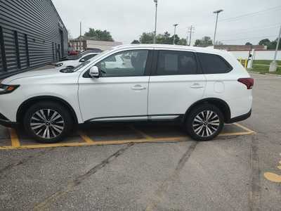 2020 Mitsubishi Outlander, $12990. Photo 2