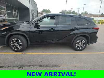 2021 Toyota Highlander, $32980. Photo 2