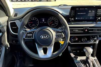 2021 Kia Seltos, $13590. Photo 10