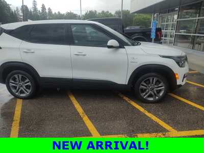 2021 Kia Seltos, $14990. Photo 4