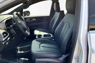 2025 Chrysler Pacifica, $40325. Photo 11