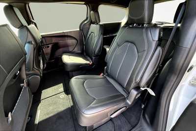 2025 Chrysler Pacifica, $40325. Photo 12