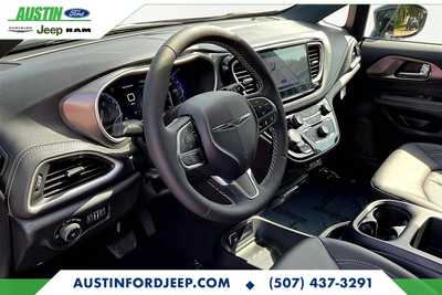 2025 Chrysler Pacifica, $40325. Photo 8