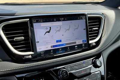 2025 Chrysler Pacifica, $40325. Photo 9
