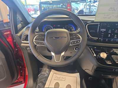 2025 Chrysler Pacifica, $39980. Photo 11