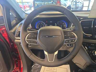 2025 Chrysler Pacifica, $39980. Photo 12
