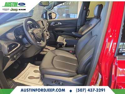 2025 Chrysler Pacifica, $39980. Photo 6