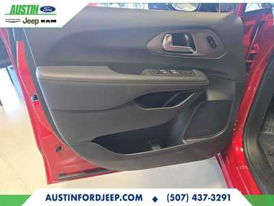 2025 Chrysler Pacifica, $39980. Photo 7