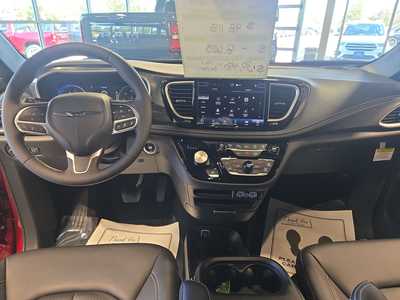 2025 Chrysler Pacifica, $39980. Photo 9